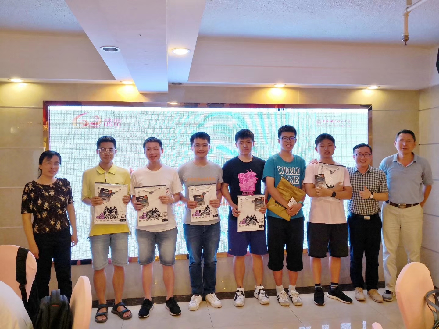 为本科毕业生送上实验室纪念礼物