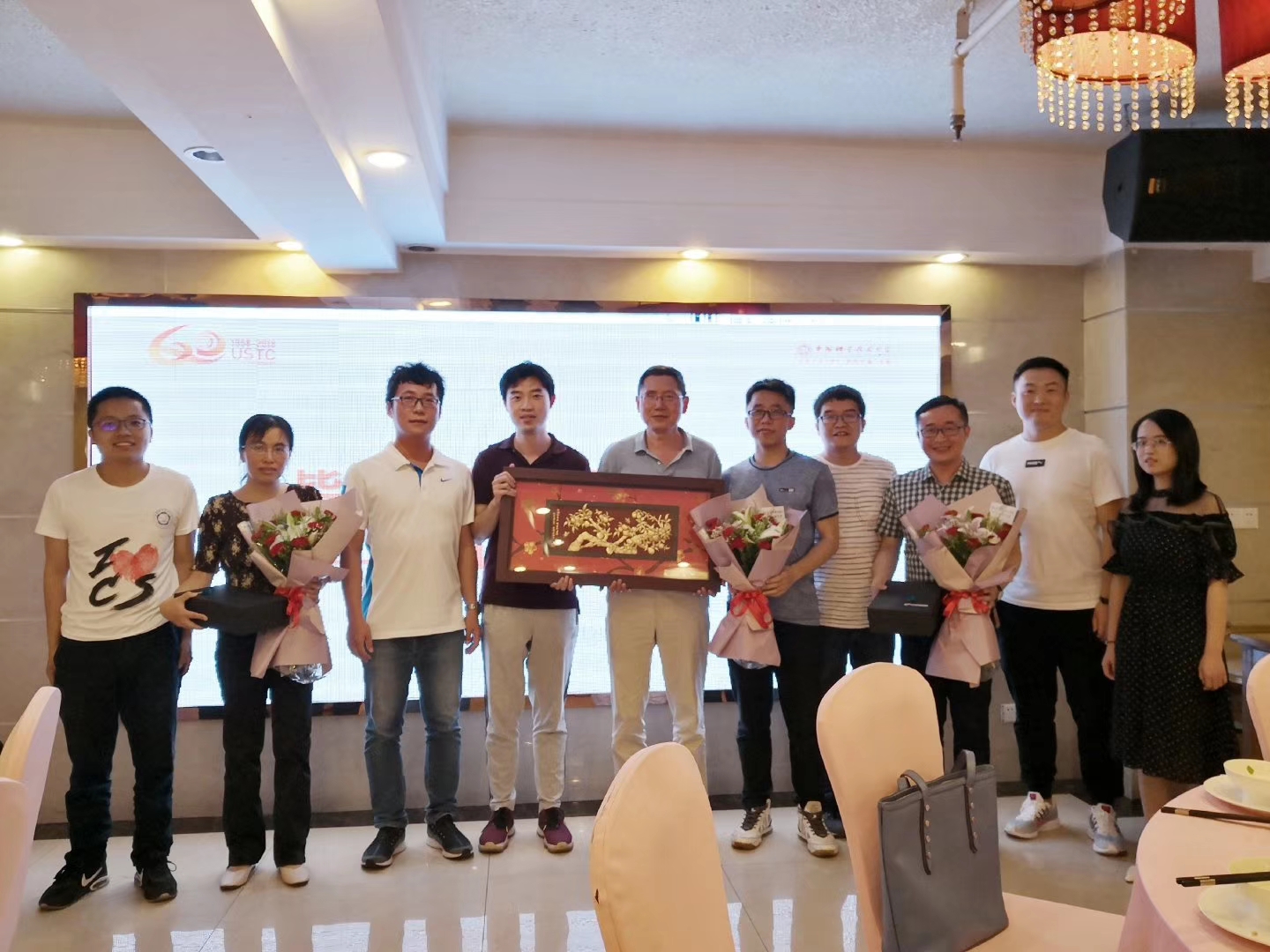 硕博毕业生们为实验室送上祝福